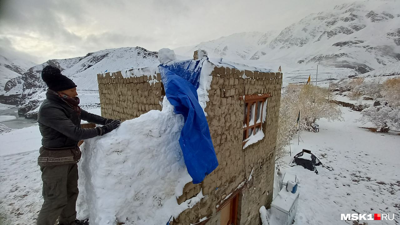 Друг Дины строит снежную стену, чтобы в комнате стало теплее