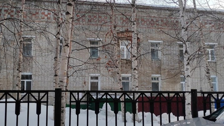 В Нижневартовске сыплется фасад детского сада