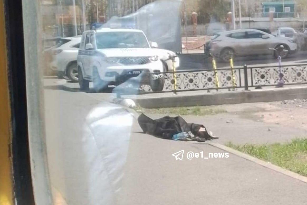 «Никто его не увозит»: в Екатеринбурге на остановке нашли труп. Тело мужчины лежит три часа