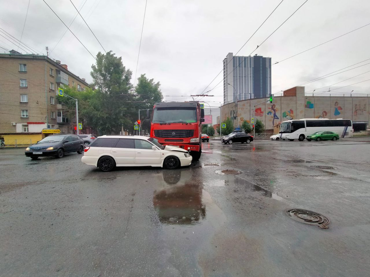 «Вылетел на красный»: водитель КАМАЗа протаранил Subaru на Ватутина в Новосибирске