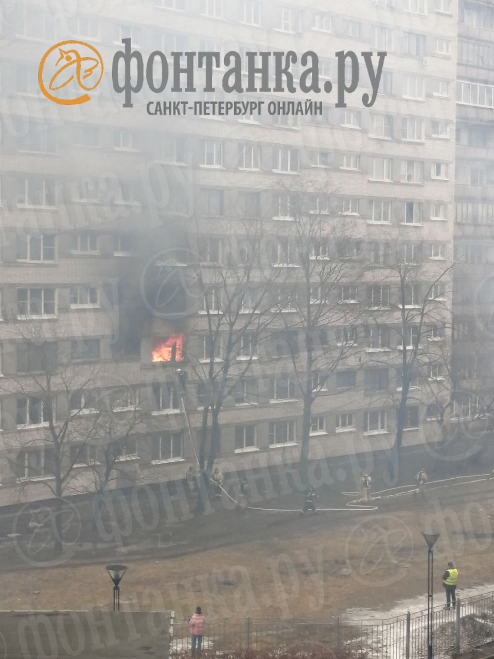 На Костюшко двадцать пожарных тушат полыхающую квартиру