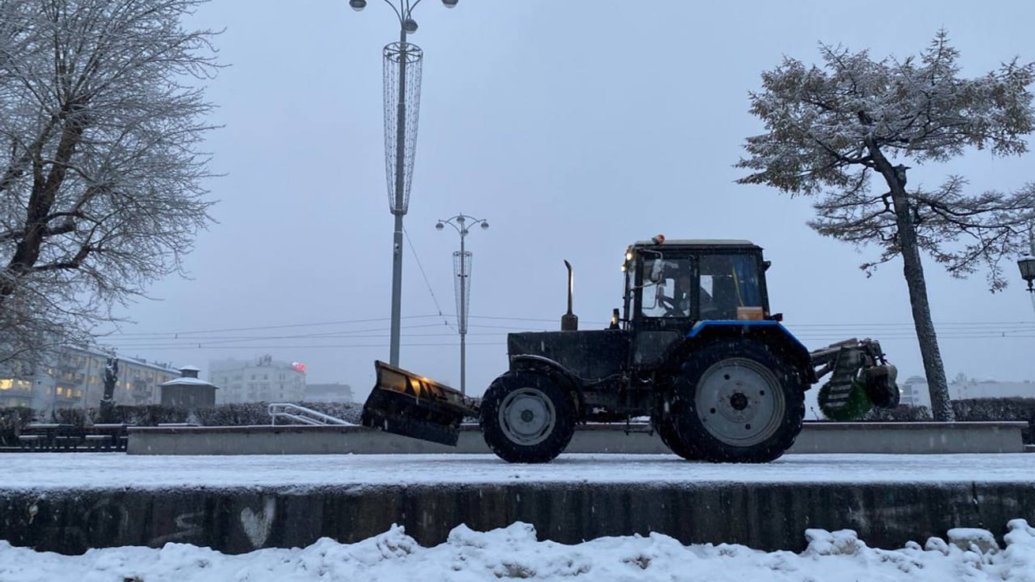 Вместе со снегом вернулись пробки, аварии и безумные цены на такси. Как Екатеринбург пережил последствия непогоды