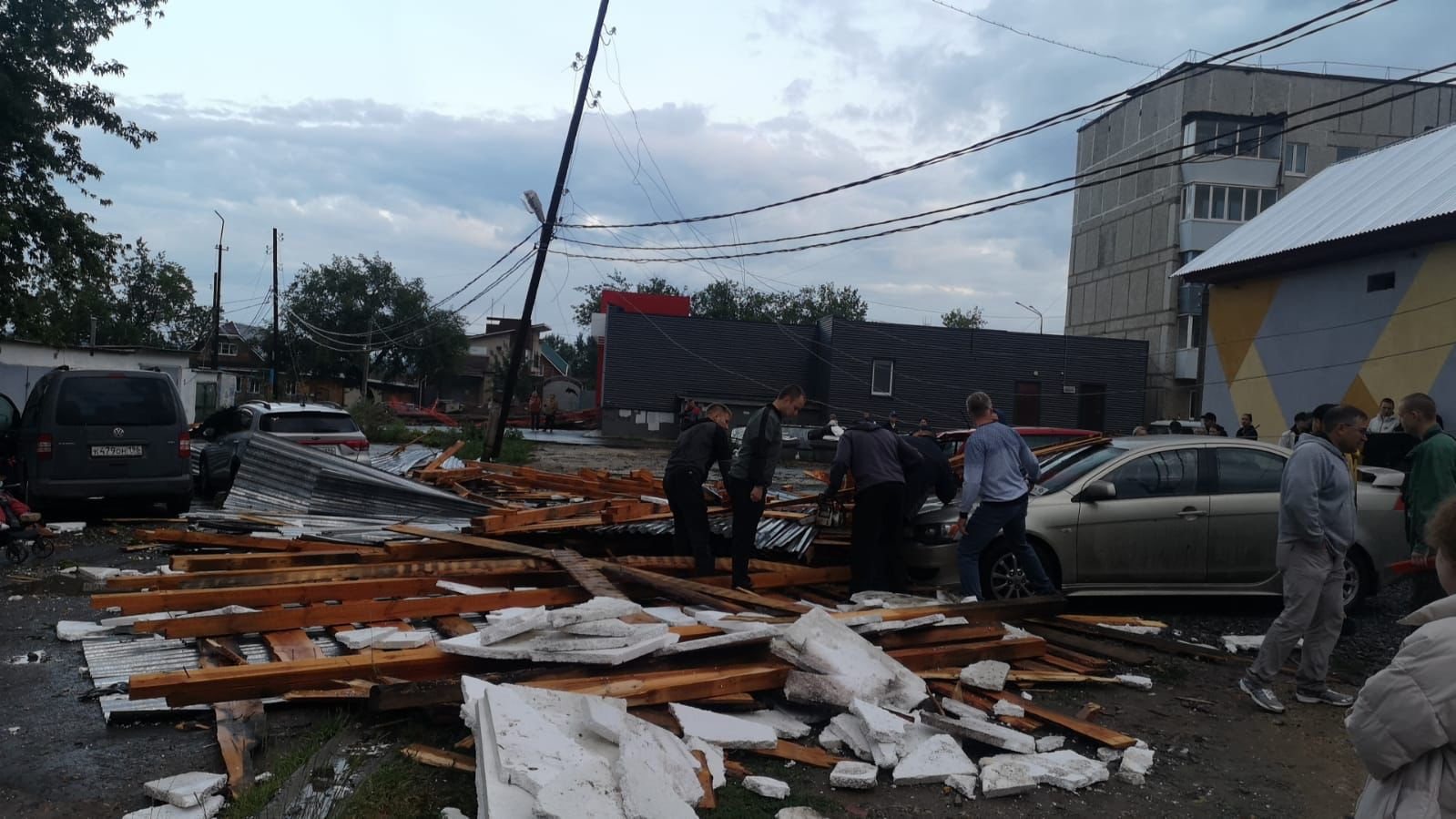 Крыши сносило с домов: шторм оставил без электричества пять поселков под Екатеринбургом