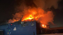 Серьезный пожар начался на Пограничников в промзоне Красноярска