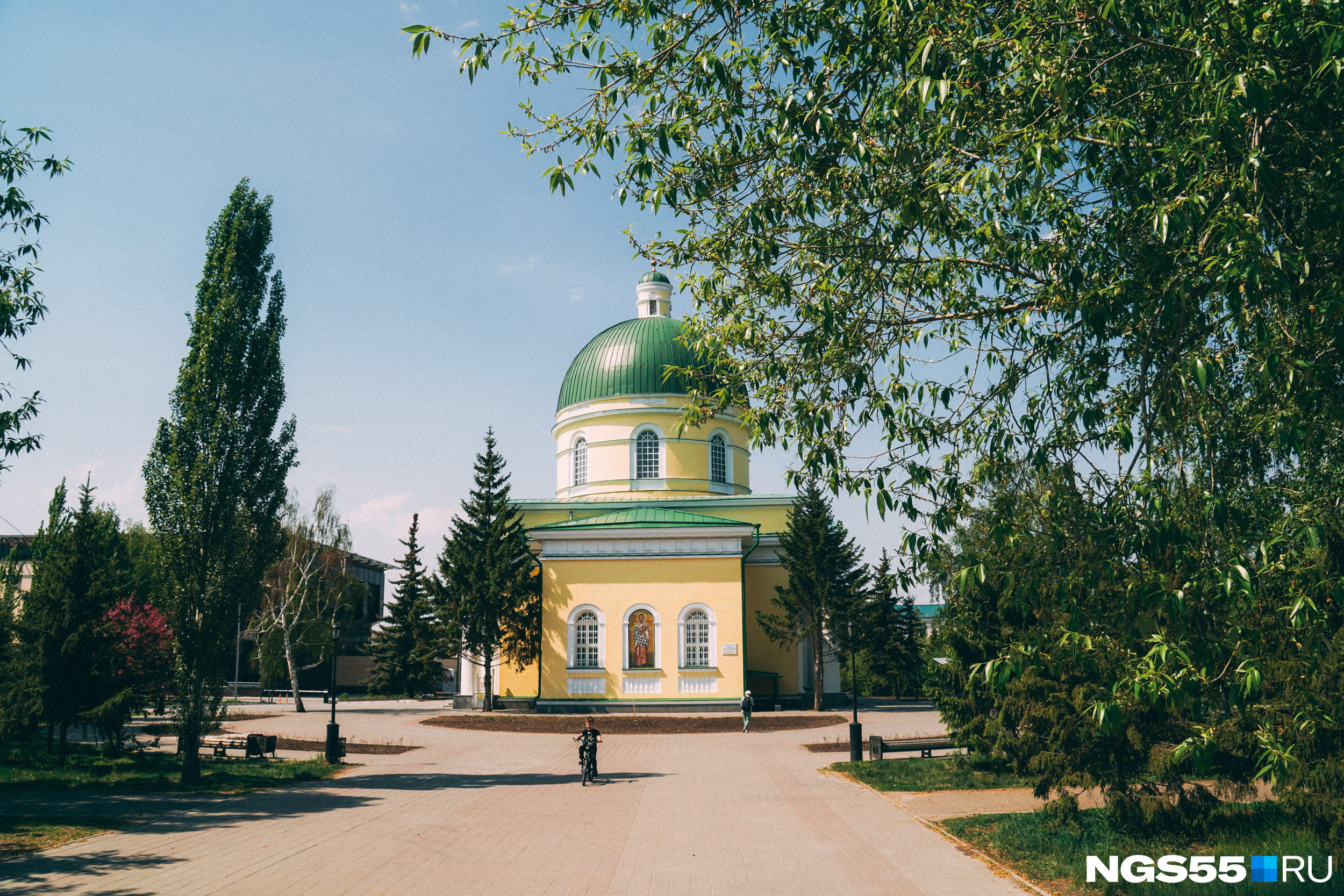 Есть здесь и театр (ТЮЗ, и он сейчас закрыт на ремонт), храм, три торговых комплекса и множество магазинов, кафе, рестораны Есть здесь и театр (ТЮЗ, и он сейчас закрыт на ремонт), храм, три торговых комплекса и множество магазинов, кафе, рестораны