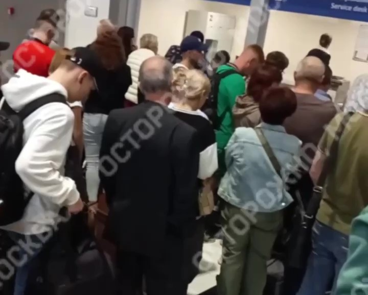 Толпы людей и десятки задержанных рейсов: в Шереметьево возник коллапс из-за мощного урагана: видео