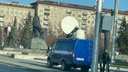 Машину со спутниковой тарелкой на крыше и черными номерами заметили в центре Новосибирска