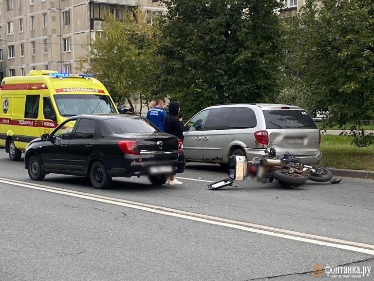 Мотоциклист попал в больницу после ДТП в Купчино