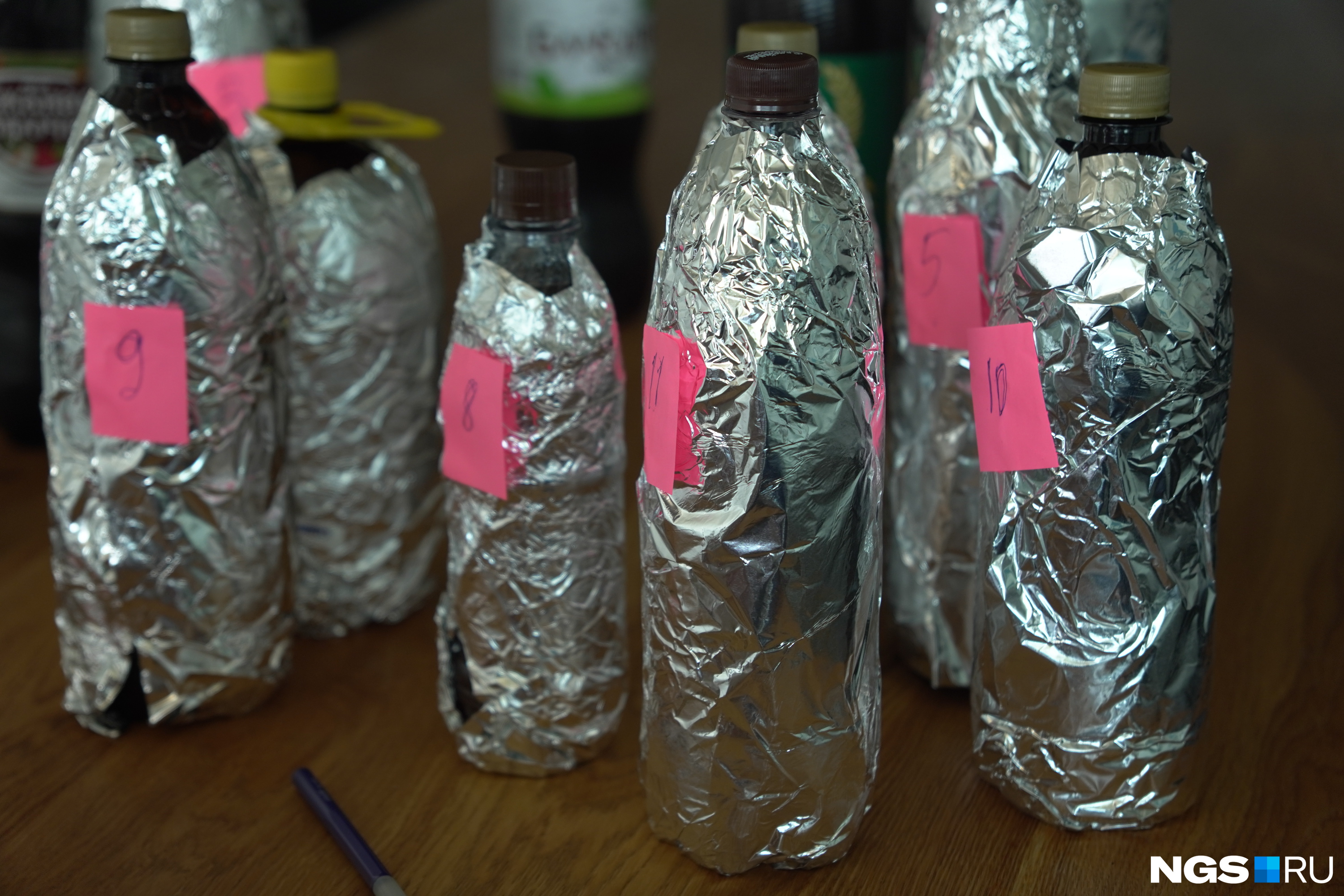Во время дегустации все бутылки традиционно заматываются фольгой, чтобы участники ориентировались только на свой вкус