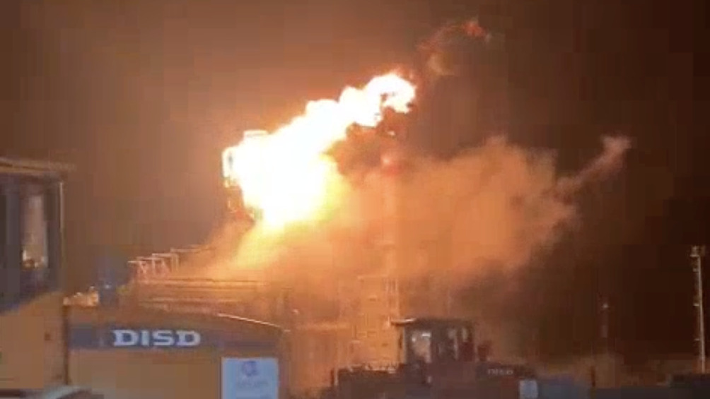 Произошел пожар на территории нефтезавода в Ильском — жители слышали звуки взрывов