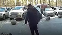 «Лежал после удара и не мог встать»: новосибирец устроил драку у подъезда — видео конфликта