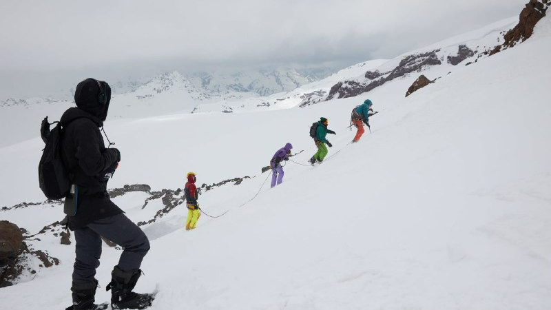 Накрыло снежной лавиной: в Ханты-Мансийске снимают драму про альпинистов в беде