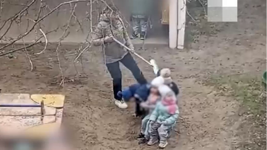В Екатеринбурге воспитательница садика пнула ребенка так, что он кубарем свалился со скамейки: видео