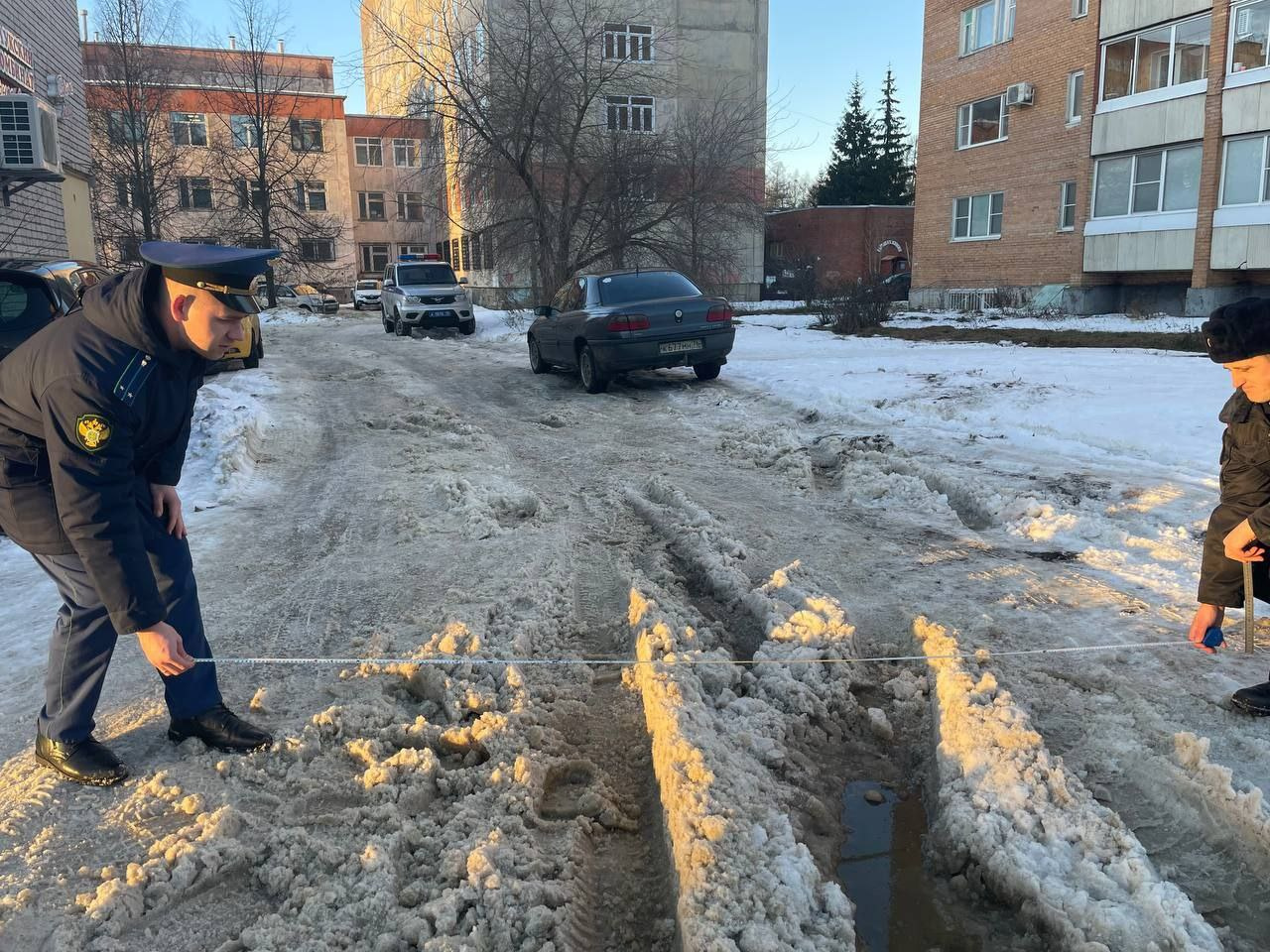 Врачи толкают машины руками: в Ярославской области массово буксуют  «скорые». Что говорят власти | 22.12.2023 | Ярославль - БезФормата