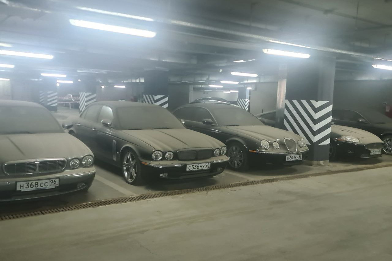 На парковке элитного отеля в Екатеринбурге нашли коллекцию пыльных Jaguar. Почему они стоят?