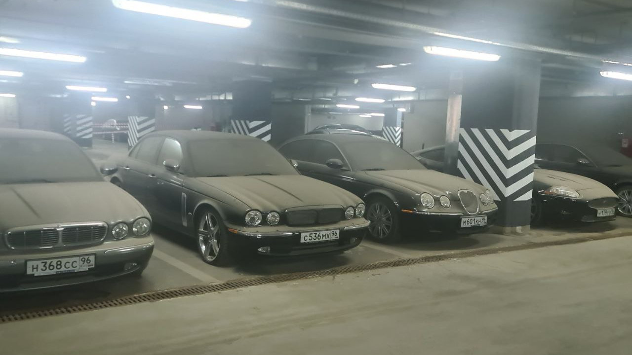 На парковке элитного отеля в Екатеринбурге нашли коллекцию пыльных Jaguar. Почему они стоят?