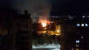 «Всех уже здесь выжигают»: в центре Архангельска горит деревяшка
