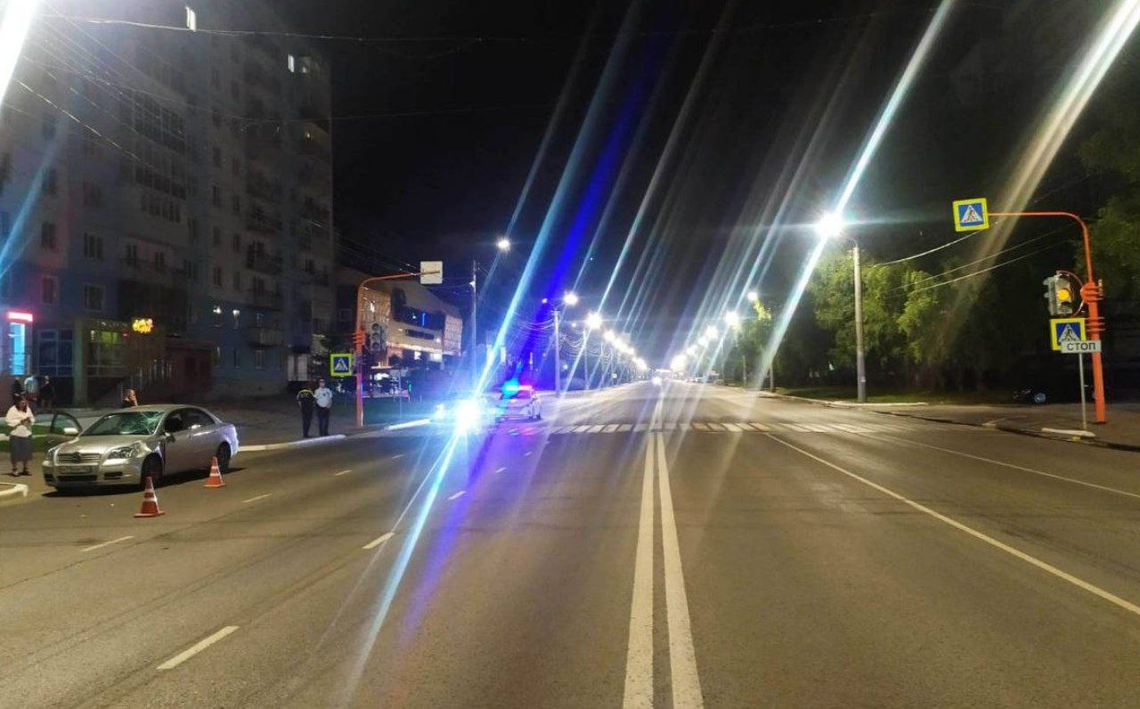Девушка без прав сбила двух подростков на переходе в Кузбассе. Видео с места аварии 18+