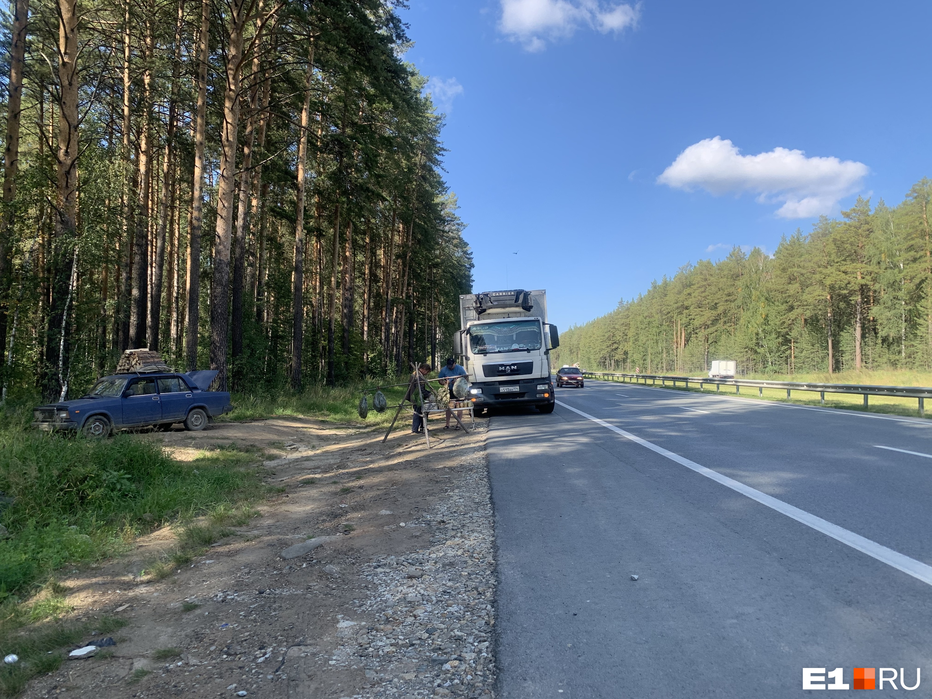 Водители выстраиваются в очередь у дорожных прилавков