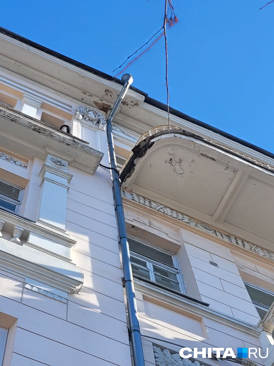 Штукатурка обваливается с балкона правительственного здания в Чите