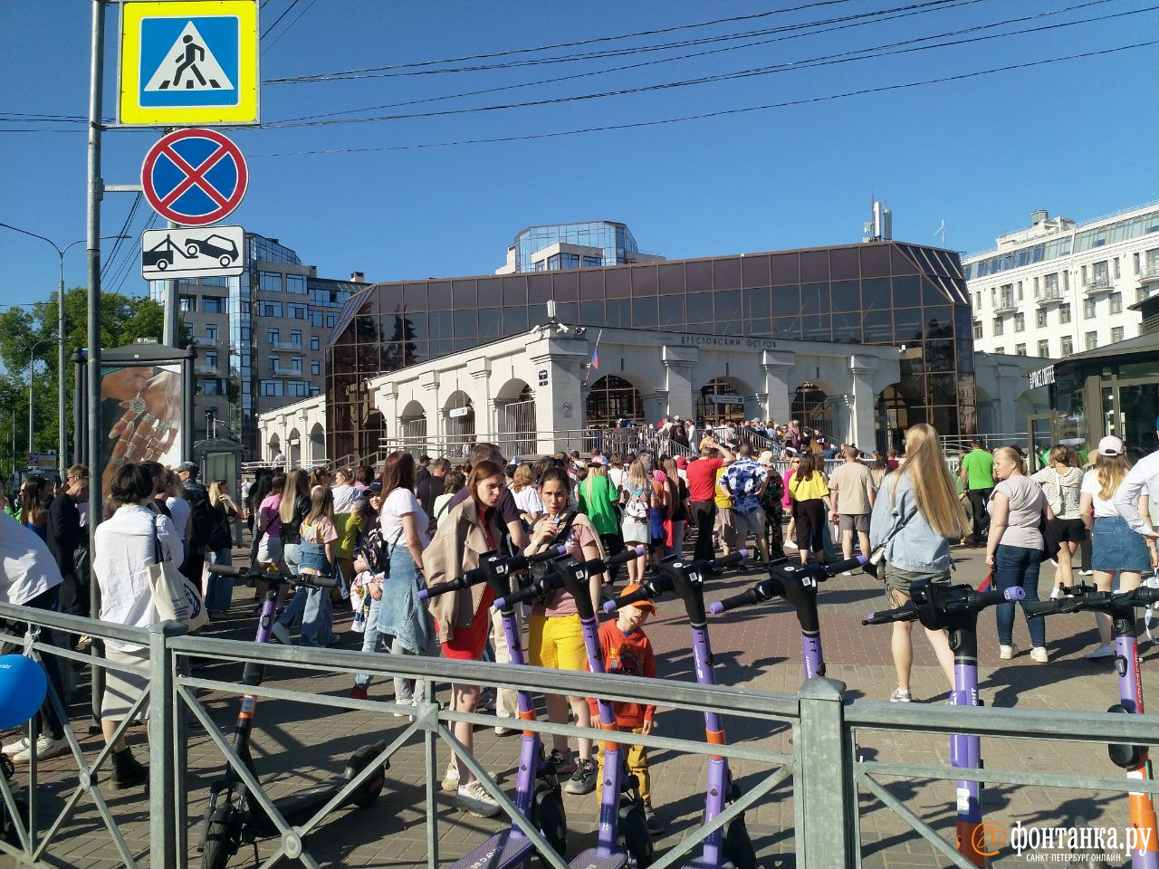 Праздник удался. Вход в метро «Крестовский остров» штурмуют толпы