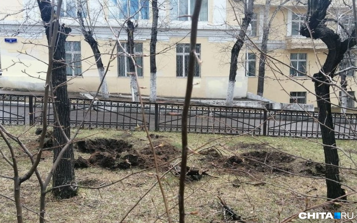 Старый забор с аллеи Горького установили у часовни на Титовской сопке в Чите