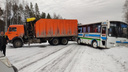 На трассе в Пермском крае КАМАЗ занесло на пассажирский автобус. Перевозчик винит дорожников