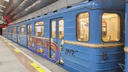В Новосибирске вандалы ночью изрисовали вагон метро — на нем появились гигантские граффити из трех букв