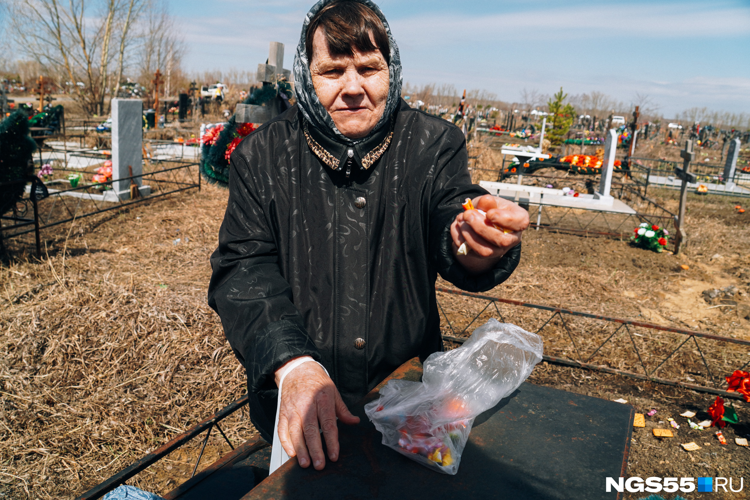 — Помяните моего сыночка Андрюшу, — сказала женщина и протянула нам конфеты и печенье — Помяните моего сыночка Андрюшу, — сказала женщина и протянула нам конфеты и печенье
