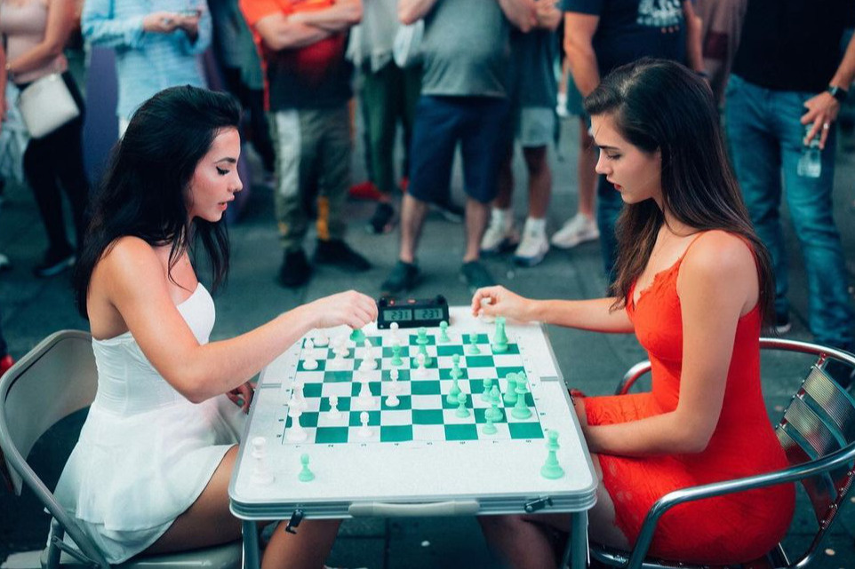 Самые соблазнительные шахматистки мира: когда они берутся за игру, на доску никто не смотрит