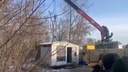 «Меня обязательно снимать?»: в Новосибирске нашли гараж, из которого незаконно торговали топливом. Видео