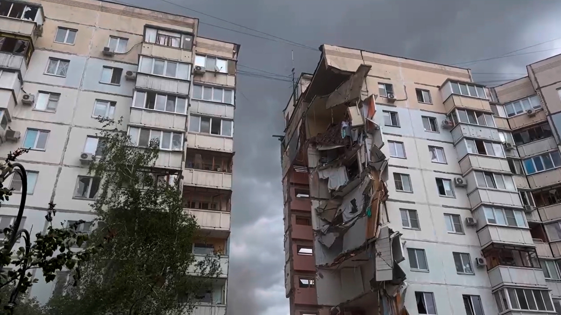 Шестеро погибли, 16 спасены: как рухнул подъезд десятиэтажки в Белгороде и что происходит на месте ЧП — в одном видео