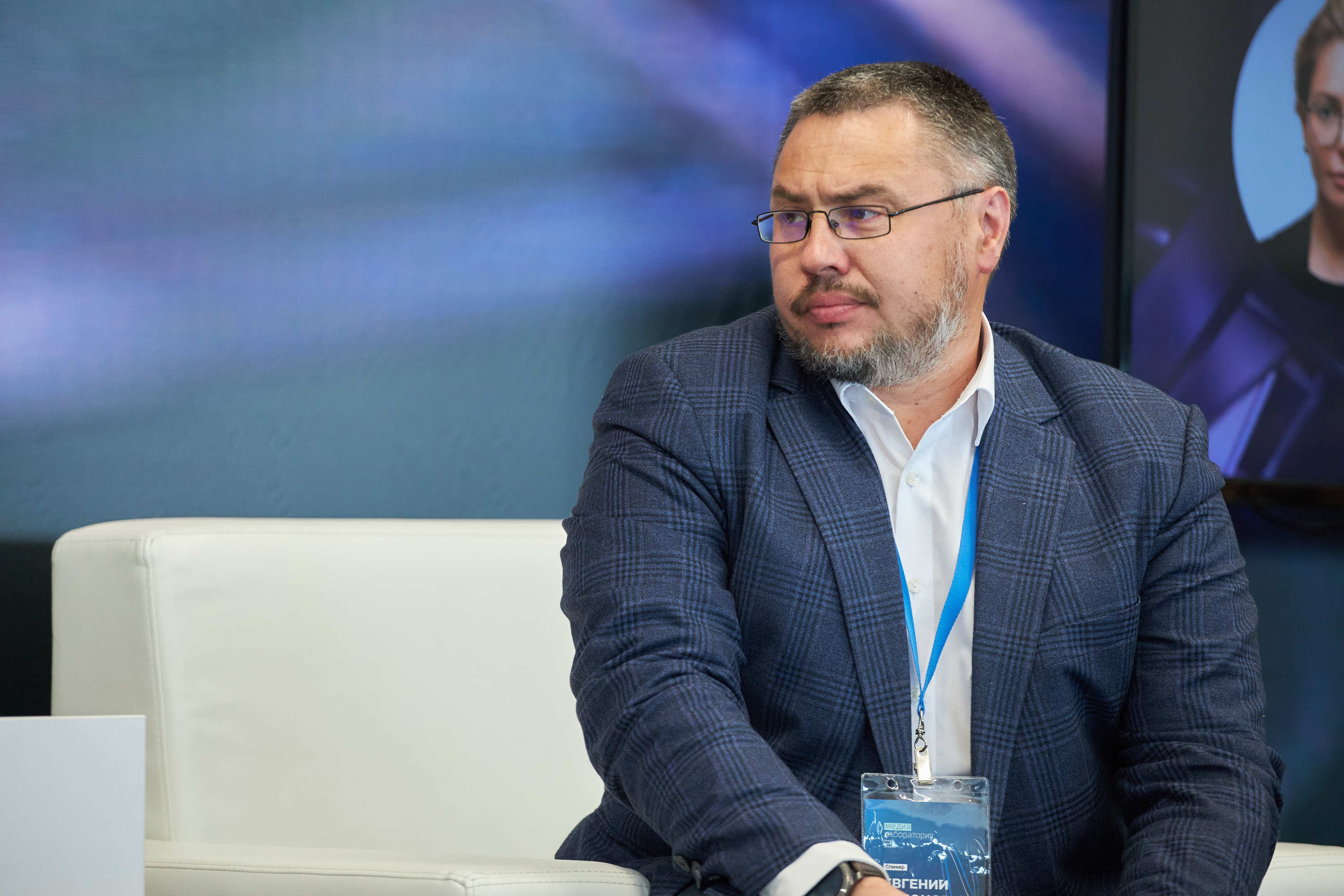 «Один из шагов на пути доверия к власти — не прятаться от журналистов», считает замглавреда медиагруппы «Комсомольская правда» Евгений Сазонов. В то же время получить оперативный комментарий от властей порой невозможно «Один из шагов на пути доверия к власти — не прятаться от журналистов», считает замглавреда медиагруппы «Комсомольская правда» Евгений Сазонов. В то же время получить оперативный комментарий от властей порой невозможно