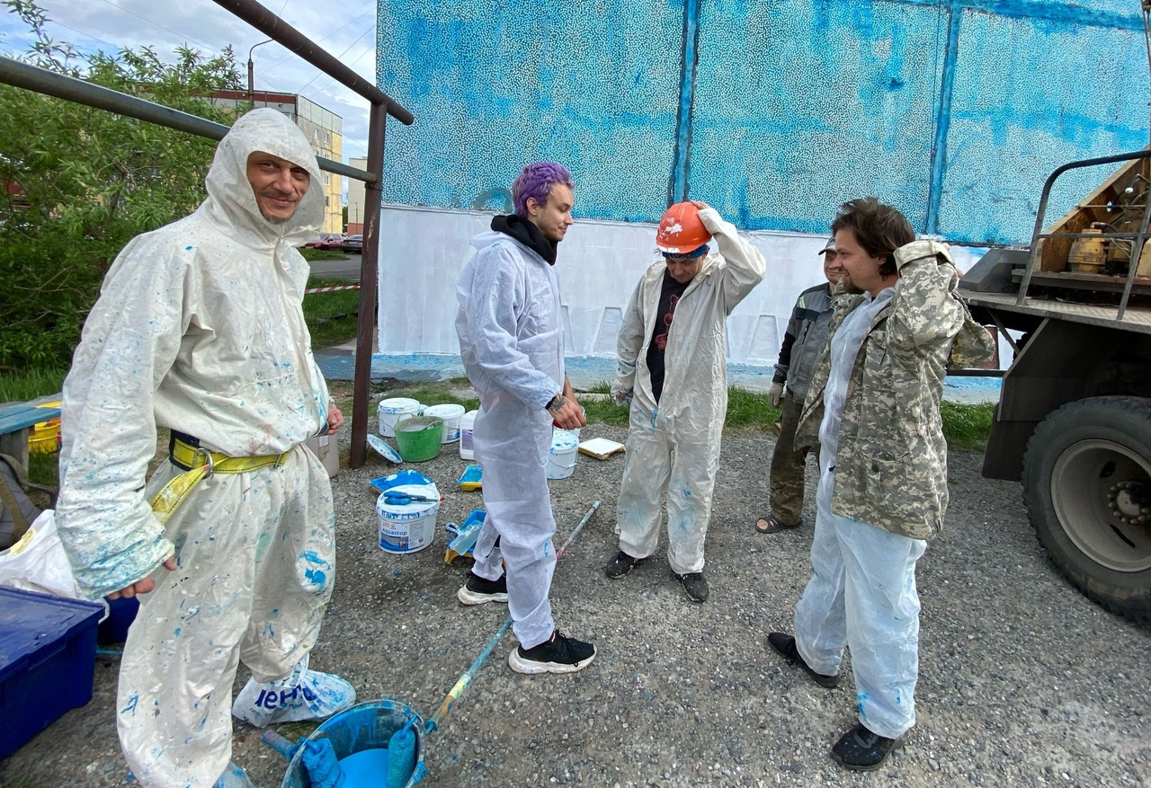 Бригада художников во время работы над муралом