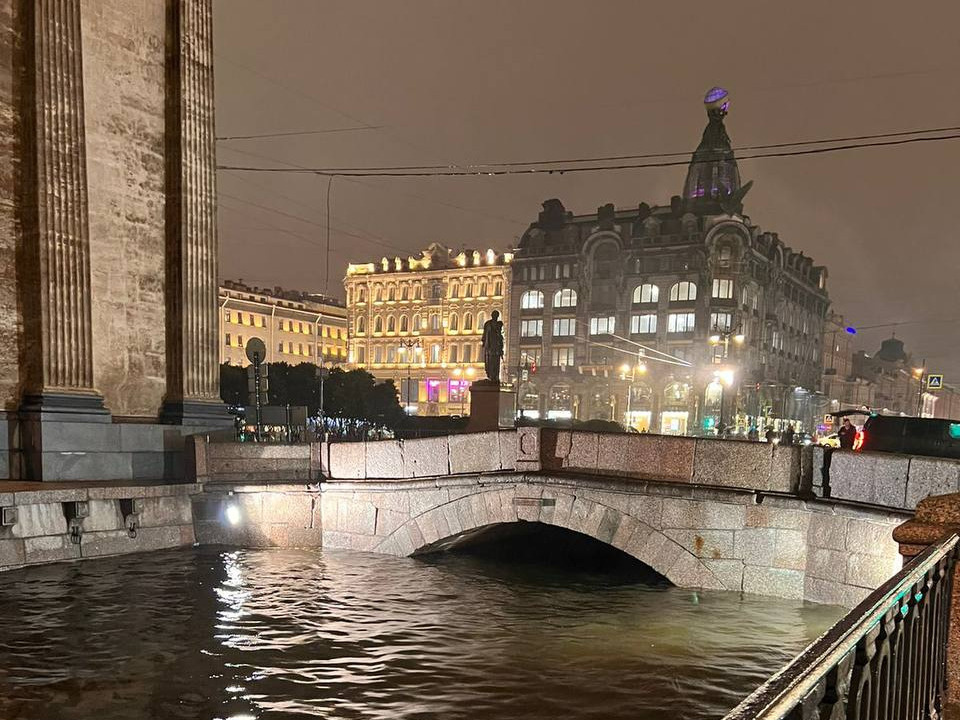 Петербург накрыла беспросветная туча. Вода в Неве стремительно прибывает