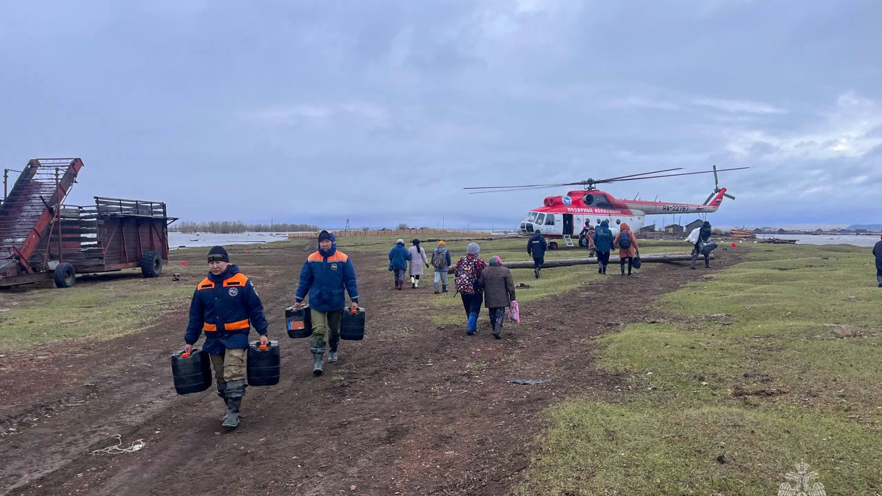 Эвакуация и режим ЧС в Олекминском и Нюрбинском районах: дайджест о паводке в Якутии