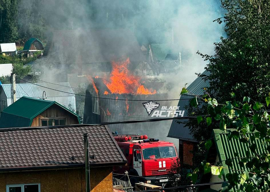 Пожарные прибыли молниеносно: частный дом вспыхнул под Новосибирском — видео огня