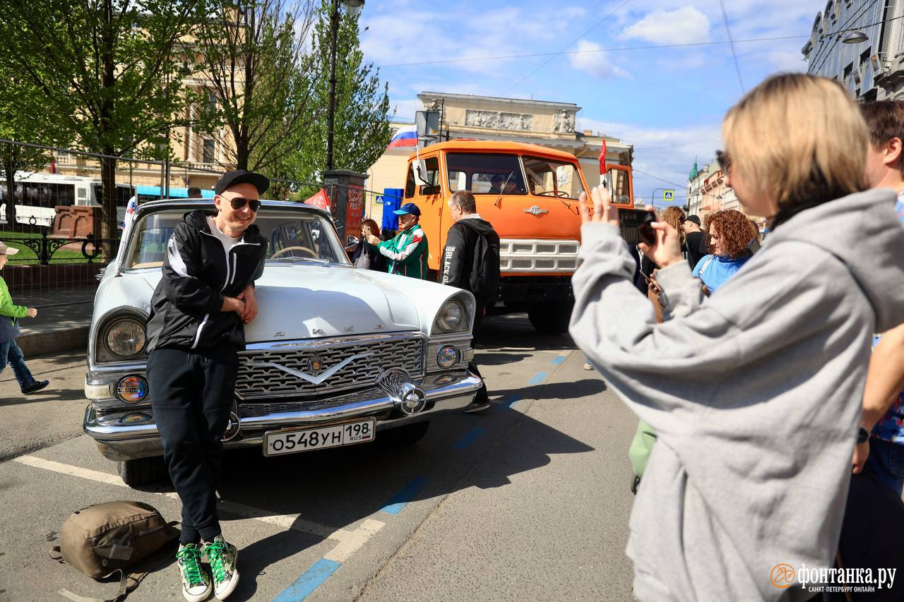 Машина времени» в центре Петербурга. Смотрите, как люди радуются друзьям из  прошлого | 20.05.2023 | Санкт-Петербург - БезФормата