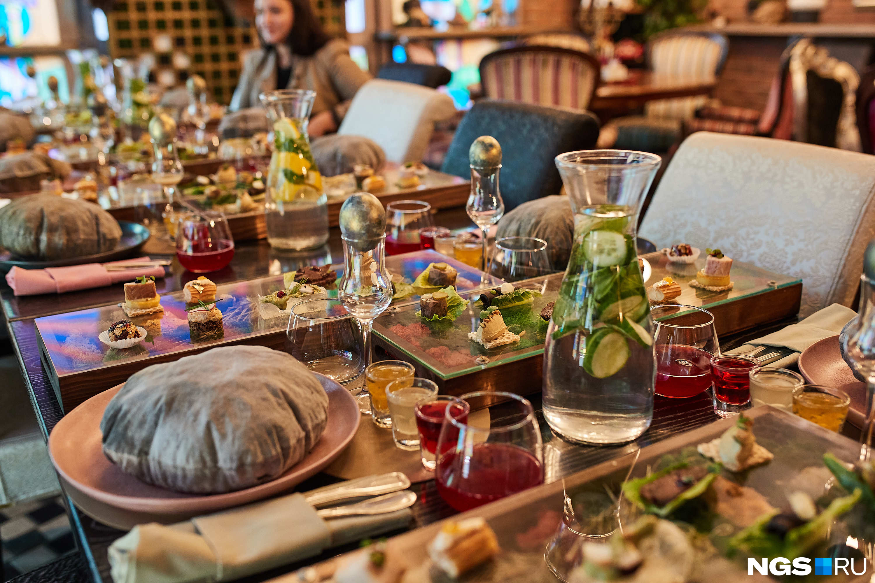 В ресторане можно побывать на гастрономическом спектакле в шести действиях. Среди блюд — сибирские деликатесы и десерт из черемухи по рецепту бабушки