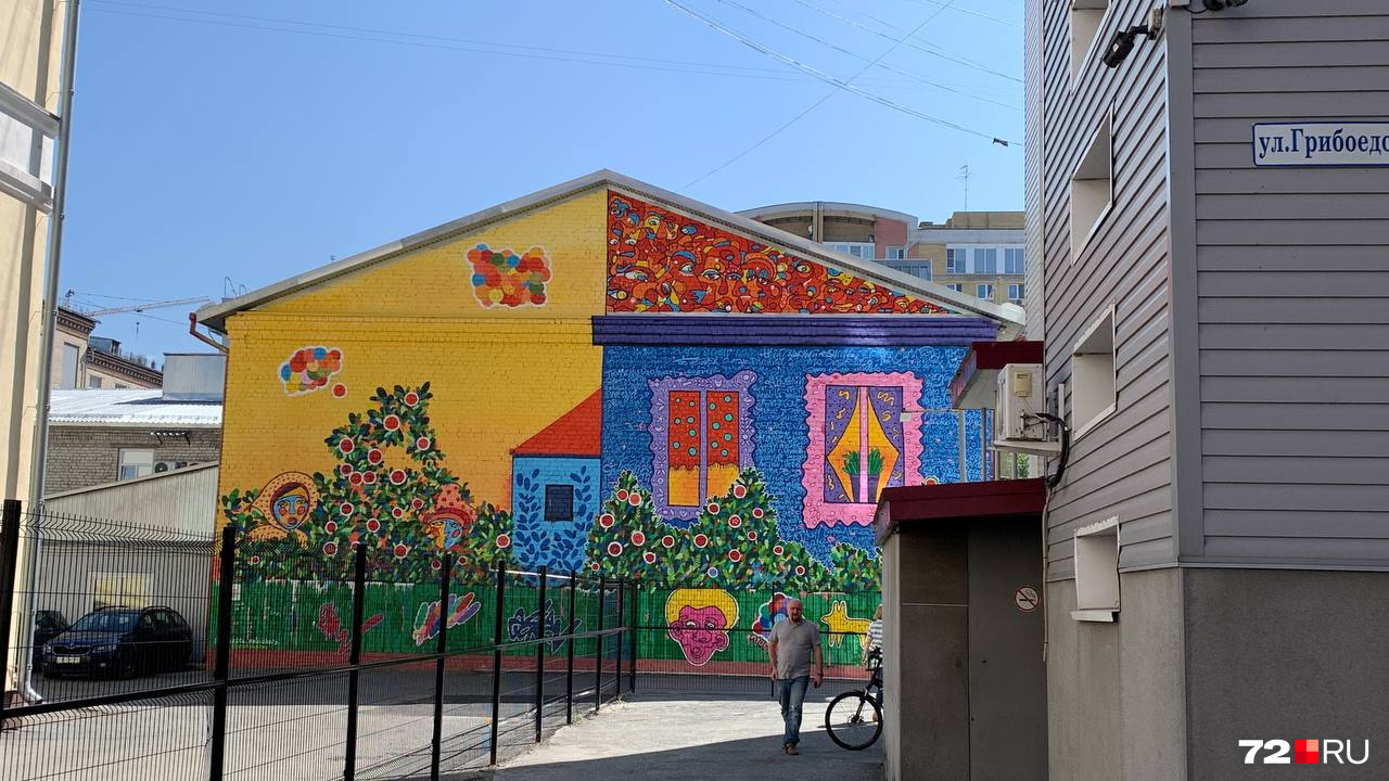 Есть и красивый стрит-арт. Очень яркая картина для довольно бесцветного квартала Есть и красивый стрит-арт. Очень яркая картина для довольно бесцветного квартала