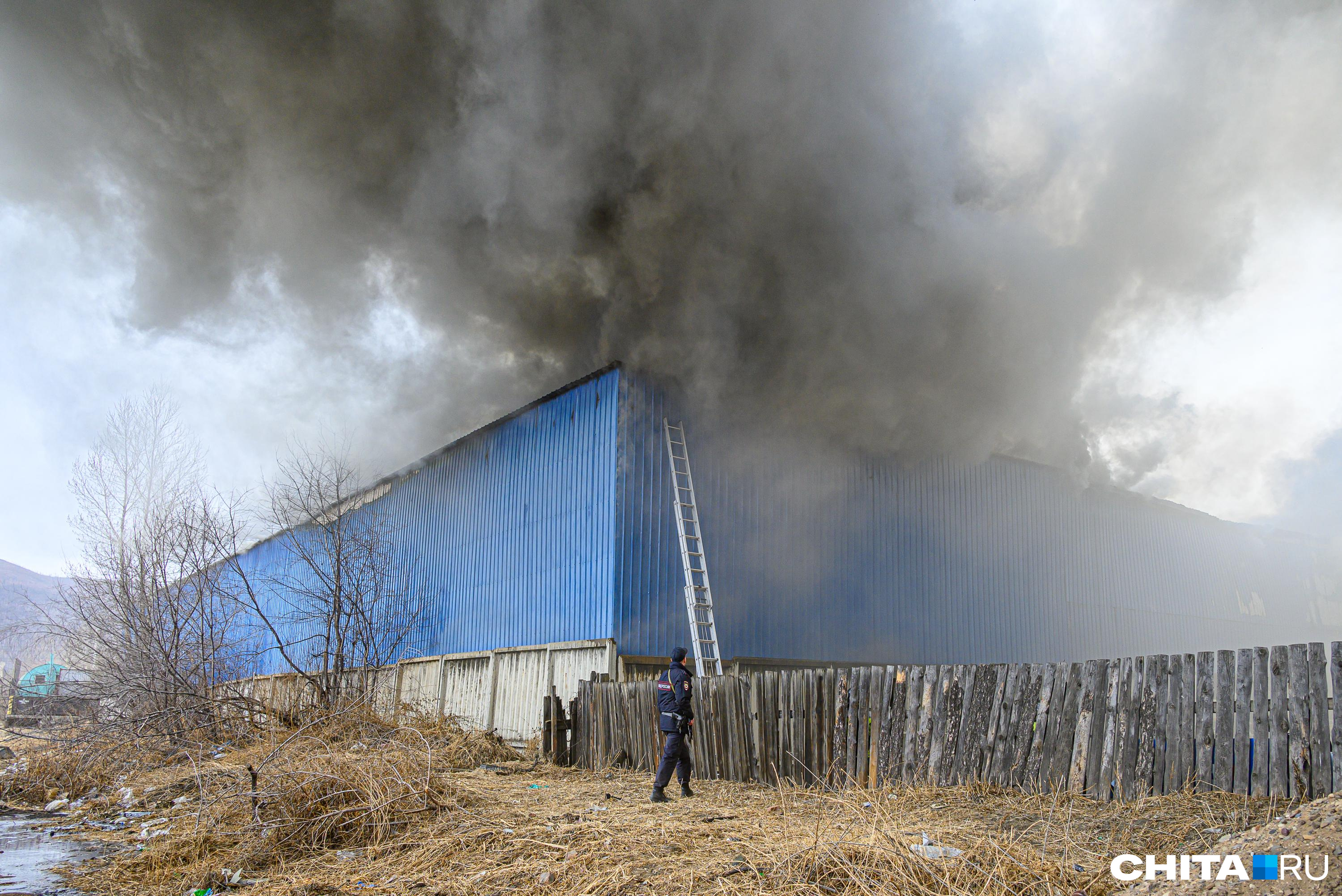 Сильное загрязнение воздуха выявили на месте пожара склада в Чите