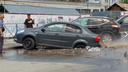 В Новосибирске прорвало трубу: горячая вода бьет под колесами припаркованной машины