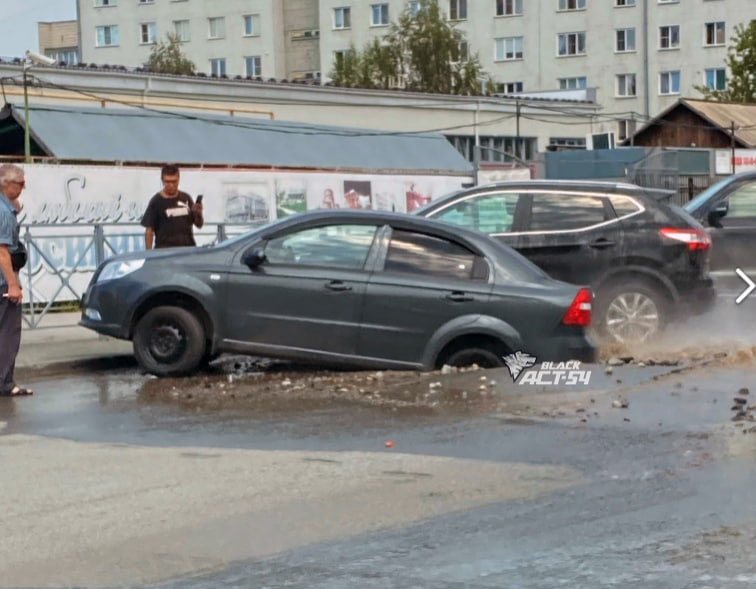 В Новосибирске прорвало трубу: горячая вода бьет под колесами припаркованной машины