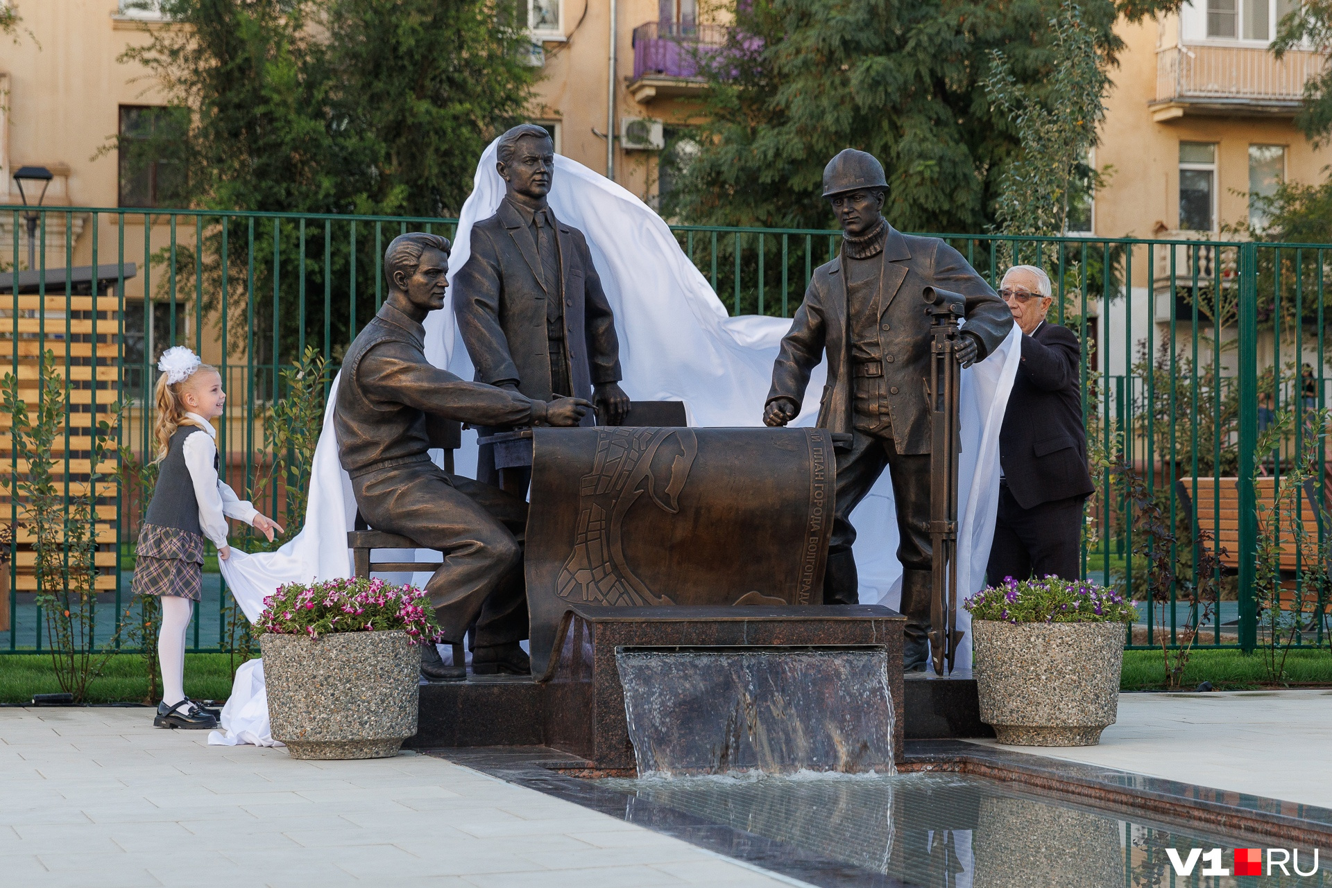 Памятник-фонтан появился в Сурском сквере, который решили назвать сквером строителей
