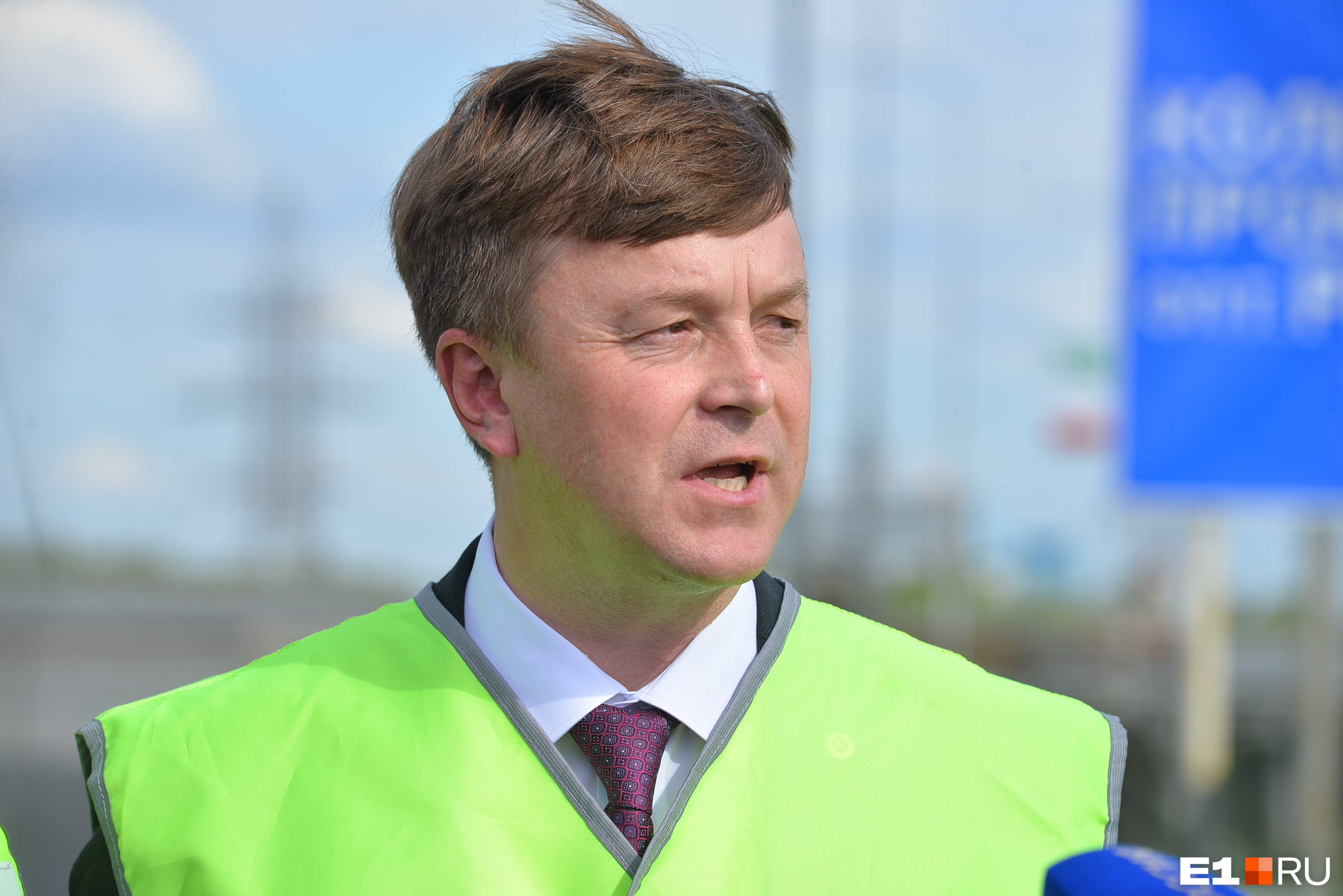 Главный по дорогам в Свердловской области ушел в отставку. Перед этим его наградили военной медалью