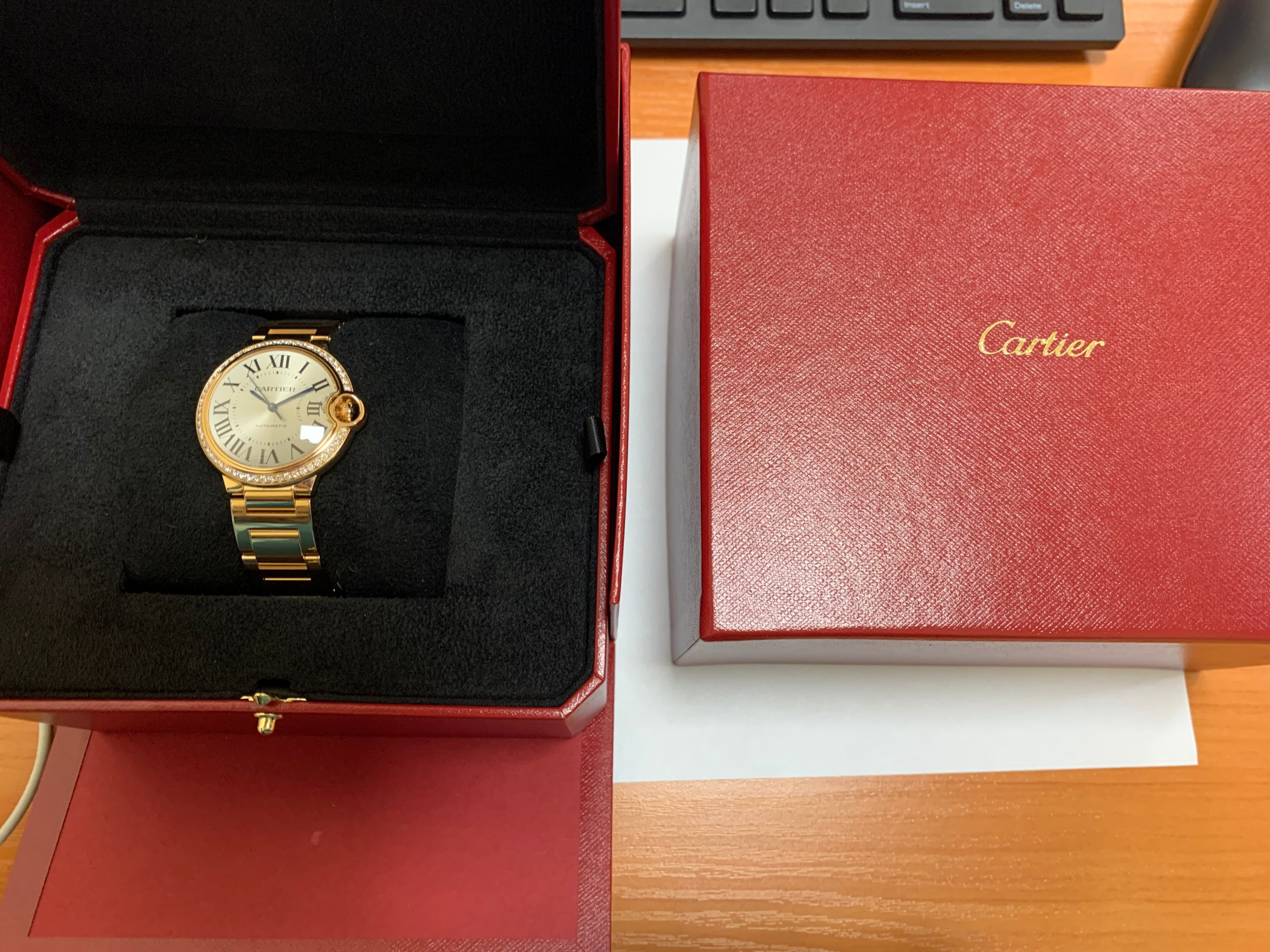 Россиянин пытался провезти в Москву кольца и часы Cartier - 30 ноября 2023  - ФОНТАНКА.ру