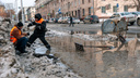 Скользкие улицы, пешеходы валяются: дороги Кемерова превратились в каток — фоторепортаж
