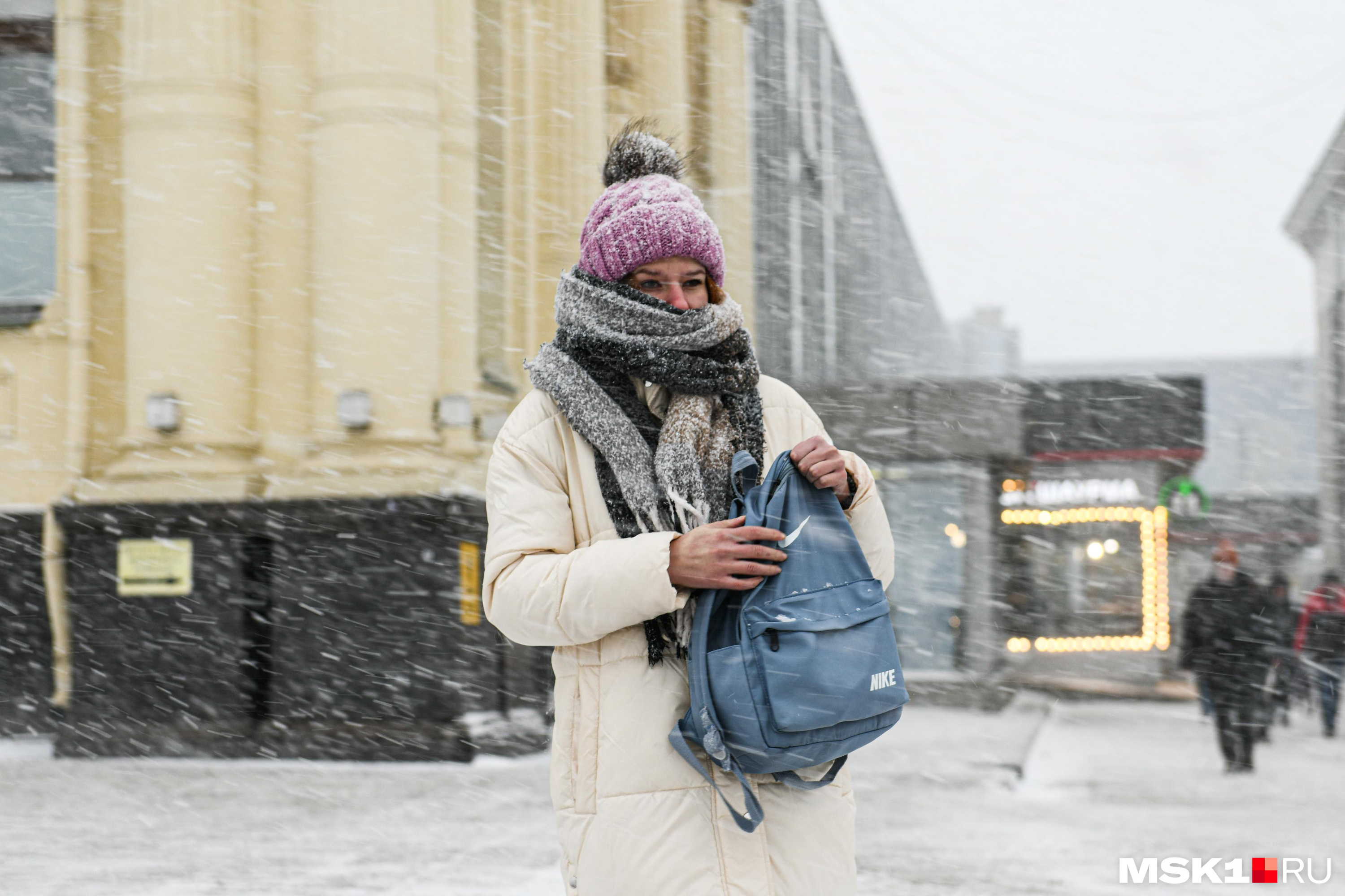 Ударил сильный мороз. Морозы в Москве. Улица зимой Россия. Фото людей на улице зимой. Холодная погода.