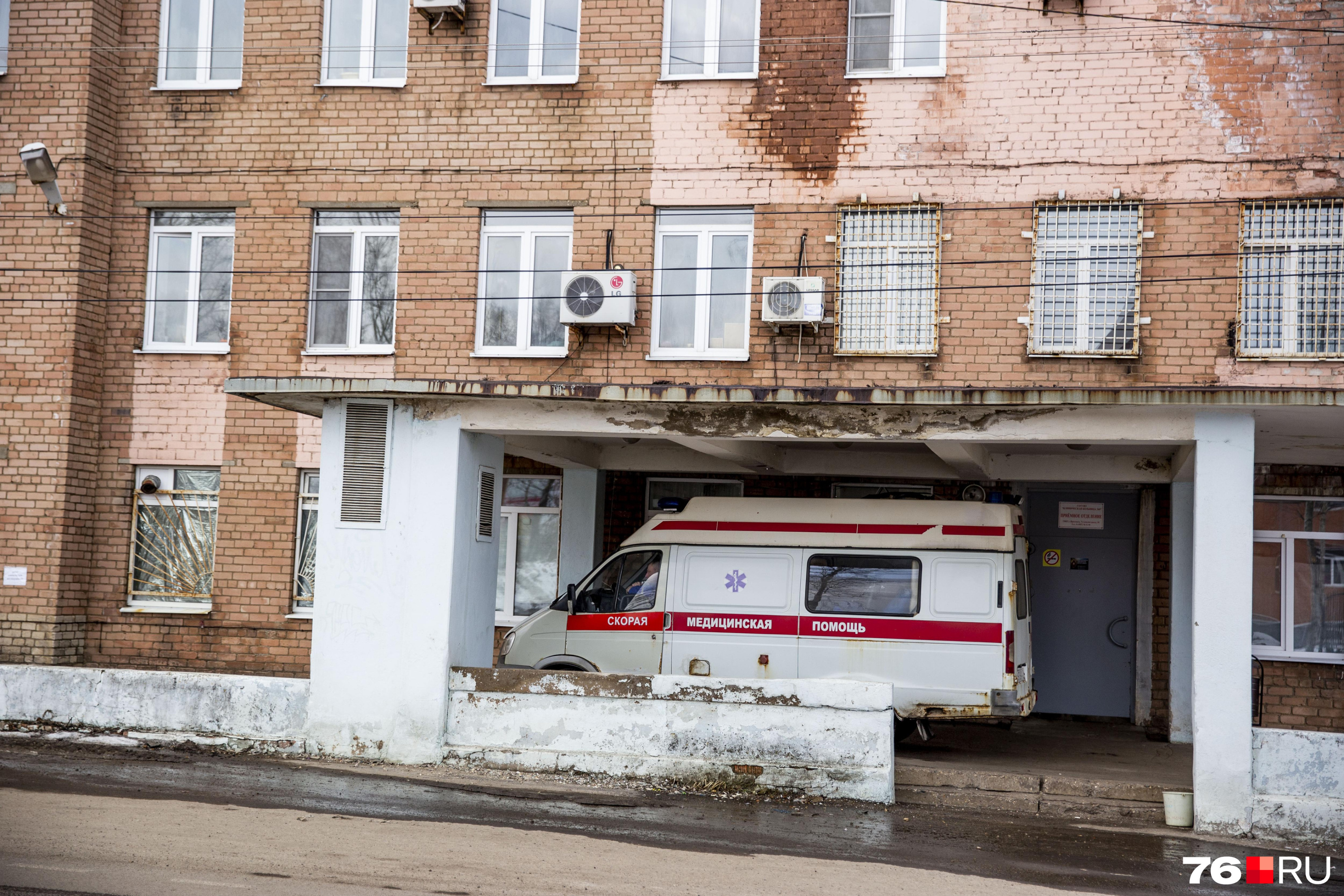 Дальнобойщики из Екатеринбурга попали в больницу в другой части страны. В их машине взорвался баллон