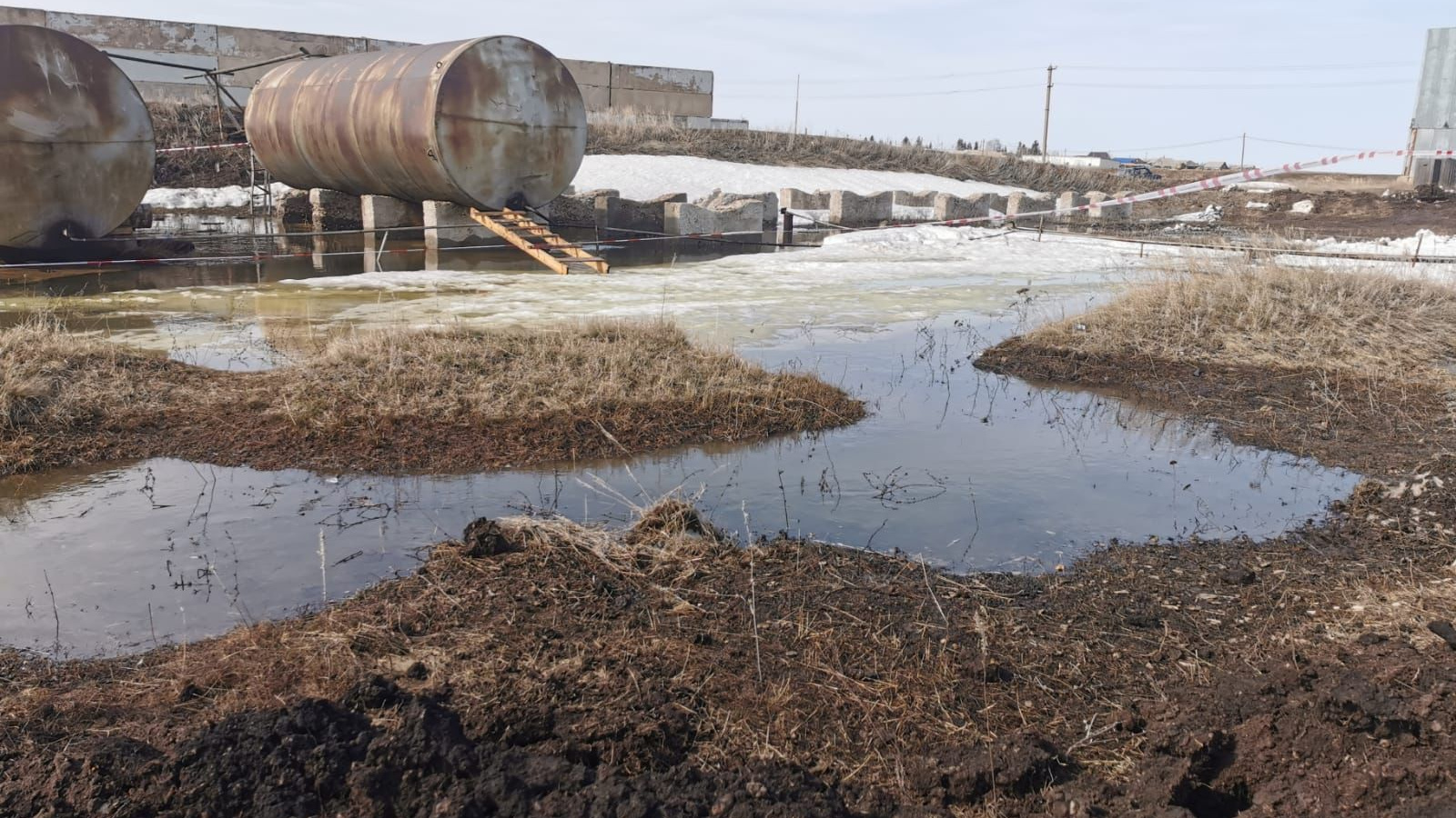 «Радужная пленка в ручье»: в Башкирии ввели режим ЧС из-за разлива нефтепродуктов